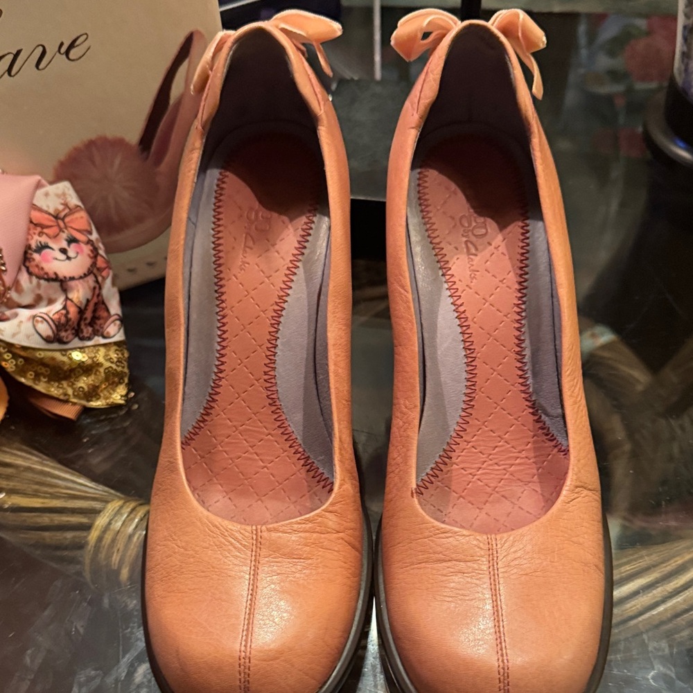 Elegant Bow-Tie Leather Pumps